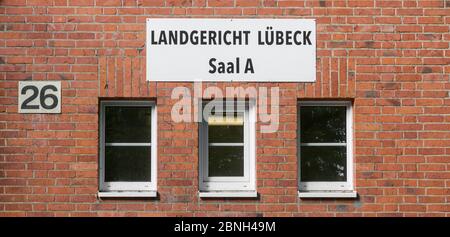 15 maggio 2020, Schleswig-Holstein, Lübeck: Un cartello con la scritta Landgericht Lübeck, Saal A' è appeso sopra le finestre di un edificio alternativo temporaneo. L'edificio principale sarà rinnovato fino ad almeno il 2021 ed è quindi chiuso. Foto: Markus Scholz/dpa Foto Stock