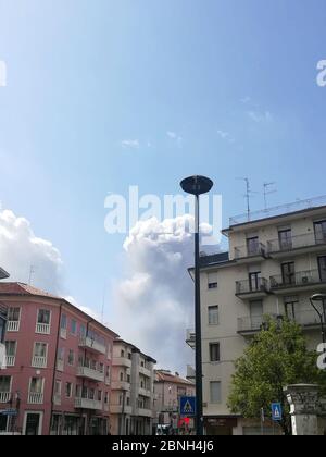 05/14/2020 Venezia - Marghera - Italia Porto Marghera, grande incendio nella centrale di acetone. Nuvola nera e allarme chimico. Impressionante nube di fumo dopo l'incendio in una delle più delicate piante di Porto Marghera. Prendere le sirene dell'allarme chimico PORTO MARGHERA. Un vasto incendio e una fitta nube di fumo nero si svilupparono oggi venerdì 15 maggio dalla zona industriale di Porto Marghera. Intorno al 10.15 si è avvertita un'esplosione nello stabilimento di produzione di acetone del 3 V Sigma, un'industria chimica presente nell'area dei poli industriali. Due persone sono state gravemente ferite nell'esplosione. Uno sarebbe in de Foto Stock