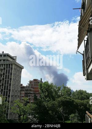 05/14/2020 Venezia - Marghera - Italia Porto Marghera, grande incendio nella centrale di acetone. Nuvola nera e allarme chimico. Impressionante nube di fumo dopo l'incendio in una delle più delicate piante di Porto Marghera. Prendere le sirene dell'allarme chimico PORTO MARGHERA. Un vasto incendio e una fitta nube di fumo nero si svilupparono oggi venerdì 15 maggio dalla zona industriale di Porto Marghera. Intorno al 10.15 si è avvertita un'esplosione nello stabilimento di produzione di acetone del 3 V Sigma, un'industria chimica presente nell'area dei poli industriali. Due persone sono state gravemente ferite nell'esplosione. Uno sarebbe in de Foto Stock