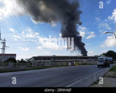 05/14/2020 Venezia - Marghera - Italia Porto Marghera, grande incendio nella centrale di acetone. Nuvola nera e allarme chimico. Impressionante nube di fumo dopo l'incendio in una delle più delicate piante di Porto Marghera. Prendere le sirene dell'allarme chimico PORTO MARGHERA. Un vasto incendio e una fitta nube di fumo nero si svilupparono oggi venerdì 15 maggio dalla zona industriale di Porto Marghera. Intorno al 10.15 si è avvertita un'esplosione nello stabilimento di produzione di acetone del 3 V Sigma, un'industria chimica presente nell'area dei poli industriali. Due persone sono state gravemente ferite nell'esplosione. Uno sarebbe in de Foto Stock