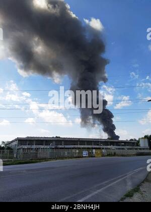 05/14/2020 Venezia - Marghera - Italia Porto Marghera, grande incendio nella centrale di acetone. Nuvola nera e allarme chimico. Impressionante nube di fumo dopo l'incendio in una delle più delicate piante di Porto Marghera. Prendere le sirene dell'allarme chimico PORTO MARGHERA. Un vasto incendio e una fitta nube di fumo nero si svilupparono oggi venerdì 15 maggio dalla zona industriale di Porto Marghera. Intorno al 10.15 si è avvertita un'esplosione nello stabilimento di produzione di acetone del 3 V Sigma, un'industria chimica presente nell'area dei poli industriali. Due persone sono state gravemente ferite nell'esplosione. Uno sarebbe in de Foto Stock