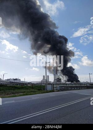 05/14/2020 Venezia - Marghera - Italia Porto Marghera, grande incendio nella centrale di acetone. Nuvola nera e allarme chimico. Impressionante nube di fumo dopo l'incendio in una delle più delicate piante di Porto Marghera. Prendere le sirene dell'allarme chimico PORTO MARGHERA. Un vasto incendio e una fitta nube di fumo nero si svilupparono oggi venerdì 15 maggio dalla zona industriale di Porto Marghera. Intorno al 10.15 si è avvertita un'esplosione nello stabilimento di produzione di acetone del 3 V Sigma, un'industria chimica presente nell'area dei poli industriali. Due persone sono state gravemente ferite nell'esplosione. Uno sarebbe in de Foto Stock