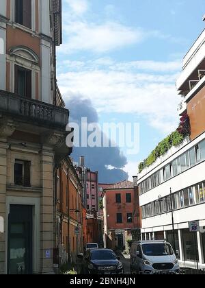 05/14/2020 Venezia - Marghera - Italia Porto Marghera, grande incendio nella centrale di acetone. Nuvola nera e allarme chimico. Impressionante nube di fumo dopo l'incendio in una delle più delicate piante di Porto Marghera. Prendere le sirene dell'allarme chimico PORTO MARGHERA. Un vasto incendio e una fitta nube di fumo nero si svilupparono oggi venerdì 15 maggio dalla zona industriale di Porto Marghera. Intorno al 10.15 si è avvertita un'esplosione nello stabilimento di produzione di acetone del 3 V Sigma, un'industria chimica presente nell'area dei poli industriali. Due persone sono state gravemente ferite nell'esplosione. Uno sarebbe in de Foto Stock