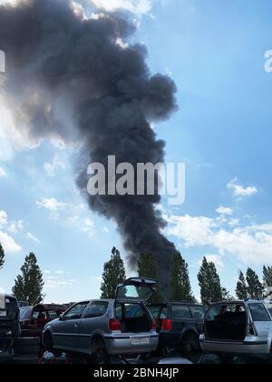 05/14/2020 Venezia - Marghera - Italia Porto Marghera, grande incendio nella centrale di acetone. Nuvola nera e allarme chimico. Impressionante nube di fumo dopo l'incendio in una delle più delicate piante di Porto Marghera. Prendere le sirene dell'allarme chimico PORTO MARGHERA. Un vasto incendio e una fitta nube di fumo nero si svilupparono oggi venerdì 15 maggio dalla zona industriale di Porto Marghera. Intorno al 10.15 si è avvertita un'esplosione nello stabilimento di produzione di acetone del 3 V Sigma, un'industria chimica presente nell'area dei poli industriali. Due persone sono state gravemente ferite nell'esplosione. Uno sarebbe in de Foto Stock