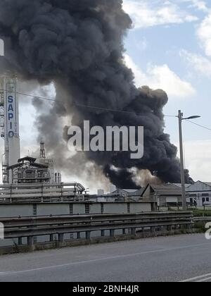 05/14/2020 Venezia - Marghera - Italia Porto Marghera, grande incendio nella centrale di acetone. Nuvola nera e allarme chimico. Impressionante nube di fumo dopo l'incendio in una delle più delicate piante di Porto Marghera. Prendere le sirene dell'allarme chimico PORTO MARGHERA. Un vasto incendio e una fitta nube di fumo nero si svilupparono oggi venerdì 15 maggio dalla zona industriale di Porto Marghera. Intorno al 10.15 si è avvertita un'esplosione nello stabilimento di produzione di acetone del 3 V Sigma, un'industria chimica presente nell'area dei poli industriali. Due persone sono state gravemente ferite nell'esplosione. Uno sarebbe in de Foto Stock