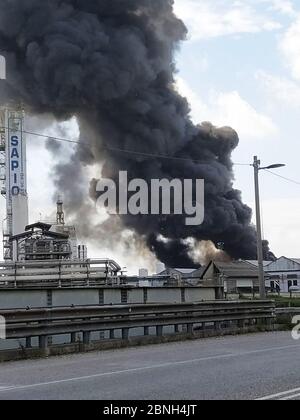 05/14/2020 Venezia - Marghera - Italia Porto Marghera, grande incendio nella centrale di acetone. Nuvola nera e allarme chimico. Impressionante nube di fumo dopo l'incendio in una delle più delicate piante di Porto Marghera. Prendere le sirene dell'allarme chimico PORTO MARGHERA. Un vasto incendio e una fitta nube di fumo nero si svilupparono oggi venerdì 15 maggio dalla zona industriale di Porto Marghera. Intorno al 10.15 si è avvertita un'esplosione nello stabilimento di produzione di acetone del 3 V Sigma, un'industria chimica presente nell'area dei poli industriali. Due persone sono state gravemente ferite nell'esplosione. Uno sarebbe in de Foto Stock