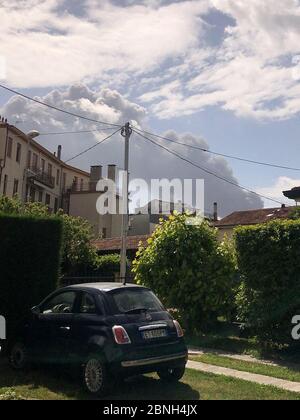 05/14/2020 Venezia - Marghera - Italia Porto Marghera, grande incendio nella centrale di acetone. Nuvola nera e allarme chimico. Impressionante nube di fumo dopo l'incendio in una delle più delicate piante di Porto Marghera. Prendere le sirene dell'allarme chimico PORTO MARGHERA. Un vasto incendio e una fitta nube di fumo nero si svilupparono oggi venerdì 15 maggio dalla zona industriale di Porto Marghera. Intorno al 10.15 si è avvertita un'esplosione nello stabilimento di produzione di acetone del 3 V Sigma, un'industria chimica presente nell'area dei poli industriali. Due persone sono state gravemente ferite nell'esplosione. Uno sarebbe in de Foto Stock