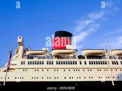 Zattere e Smokestack sulla Queen Mary Foto Stock