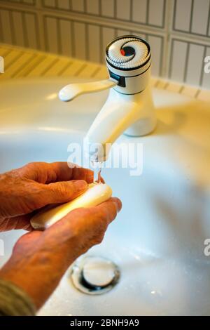 Il lavaggio delle mani con sapone Foto Stock