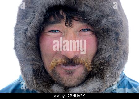 Sergueï Chorolya, mandria di renne Nenet vestiti con calore tundra in malitsa renna pelle coat.Yar-sale distretto, Yamal, Siberia nord-occidentale, Russia. AP Foto Stock