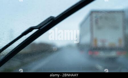 Passaggio di un camion in caso di forte pioggia su un'autostrada Foto Stock