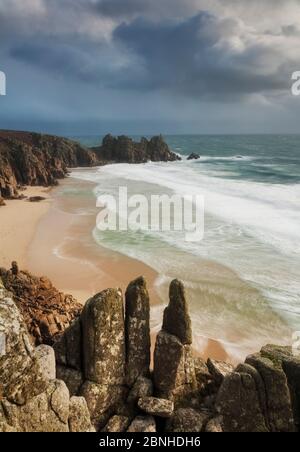 Vista sulla spiaggia di Sandy verso Logan Rock da Treen Cliff, Porthcurno, Cornovaglia, Inghilterra, Regno Unito. Dicembre 2011. Foto Stock