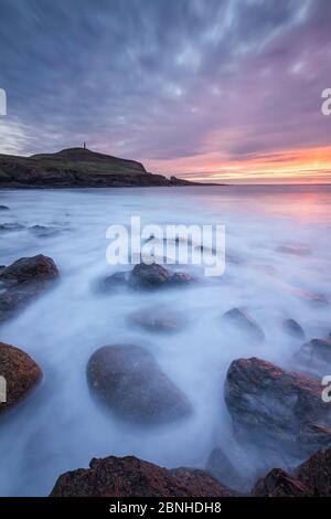 Tramonto a Cape Cornwall vicino a St Just, Cornwall, Inghilterra, Regno Unito. Aprile 2014. Foto Stock