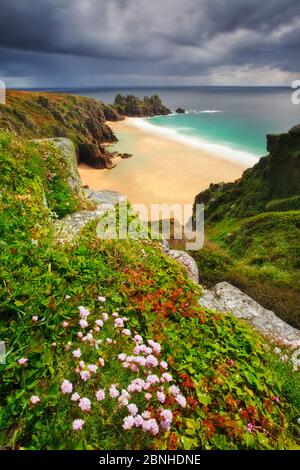 Vista sulla spiaggia di Sandy verso Logan Rock da Treen Cliff, Porthcurno, Cornovaglia, Inghilterra, Regno Unito. Aprile 2009. Foto Stock