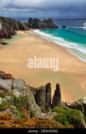 Vista sulla spiaggia di Sandy verso Logan Rock da Treen Cliff, Porthcurno, Cornovaglia, Inghilterra, Regno Unito. Aprile 2009. Foto Stock