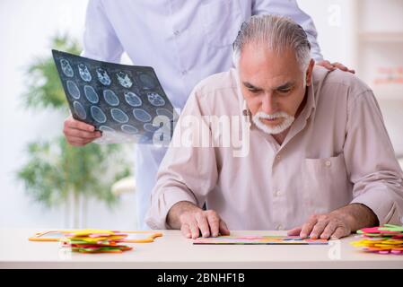 Medico e paziente che soffre della malattia di Alzheimer Foto Stock