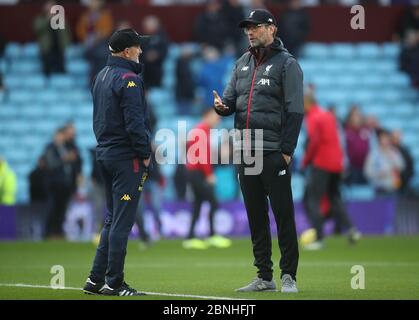 Il manager di Liverpool Jurgen Klopp parla con Richard o'Kelly, assistente capo allenatore di Aston Villa, prima della partita della Premier League a Villa Park, Birmingham. Foto Stock