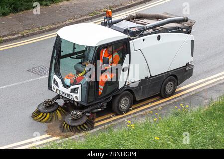 Newport, Galles, Regno Unito. 15 maggio 2020. Un veicolo per la sanità stradale guidato da un operatore chiave del consiglio comunale pulisce le strade durante l'ottava settimana del blocco pandemico Covid-19 nel Regno Unito. Credit: Tracey Paddison/Alamy Live News Foto Stock