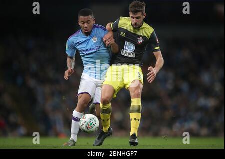 Gabriel Jesus di Manchester City combatte per vincere la palla con Jack Stephens di Southampton durante la Carabao Cup, la quarta partita allo stadio Etihad di Manchester. Foto Stock