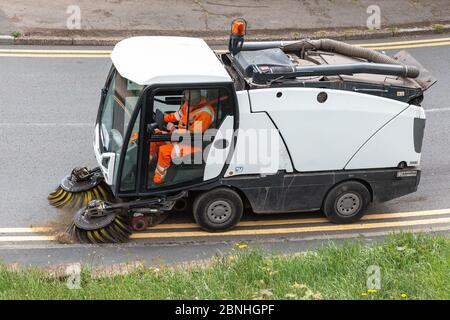 Newport, Galles, Regno Unito. 15 maggio 2020. Un veicolo per la sanità stradale guidato da un operatore chiave del consiglio comunale pulisce le strade durante l'ottava settimana del blocco pandemico Covid-19 nel Regno Unito. Credit: Tracey Paddison/Alamy Live News Foto Stock