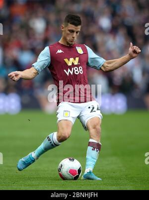 Aston Villa di Frederic Guilbert durante il match di Premier League a Villa Park, Birmingham. Foto Stock