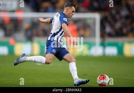 Brighton e la marcia solly di Hove Albion durante la partita della Premier League a Molineux, Wolverhampton. Foto Stock