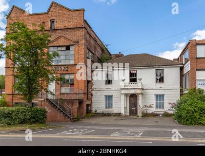 Ashleigh Works derelict edificio nel centro di Redditch, Worcestershire, Inghilterra. Foto Stock