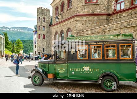 Suvretta House Hotel Ford Vintage bus di fronte al Badrutts Palace Hotel, St.Moritz, Grigioni, Svizzera Foto Stock