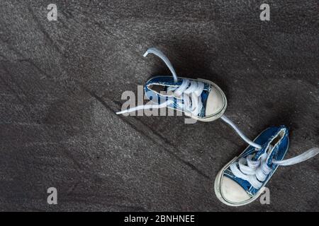 Scarpe eleganti su sfondo grigio, vista dall'alto Foto Stock