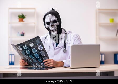 Medico del diavolo maschile radiologo che lavora in clinica Foto Stock