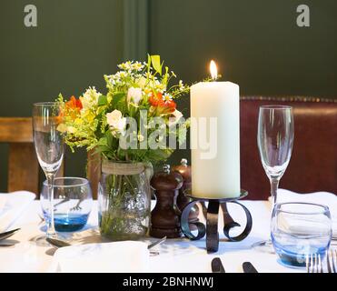 Una stravagante cerimonia nuziale si svolge in un hotel di Surrey England. Le lussuose candele e i piatti decorano i tavoli della reception Foto Stock