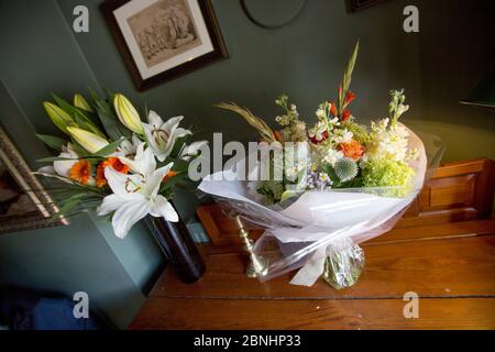 Una stravagante cerimonia nuziale si svolge in un hotel di Surrey England. Le lussuose candele e i piatti decorano i tavoli della reception Foto Stock