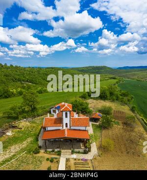 Vista aerea del drone ad una piccola cappella nella foresta Foto Stock