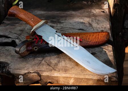 Coltello grande in pelle e legno naturale rivestimento in grani su sfondo tavolo fatto a mano per Thailandia Foto Stock