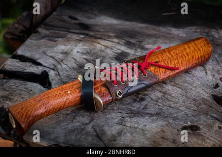 Coltello grande in pelle e legno naturale rivestimento in grani su sfondo tavolo fatto a mano per Thailandia Foto Stock