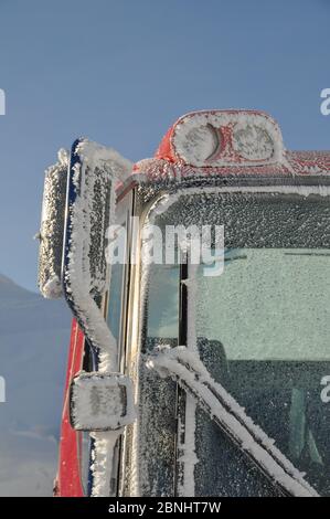 Primo piano della macchina a cremagliera sulla strada alpina in Austria, sulle montagne alpine primaverili innevate. Foto Stock