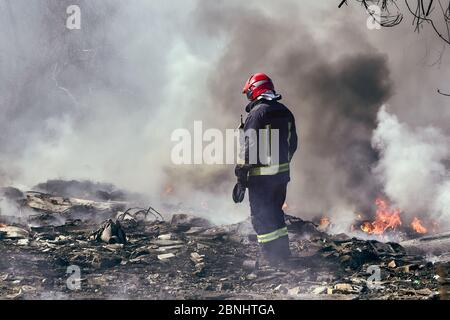 30 marzo 2020, riga, Lettonia: Vigili del fuoco nello spegnimento dell'incendio sulla discarica illegale Foto Stock