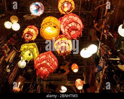 alcune lampade e lanterne fatte a mano appese in un negozio a dahab egitto in sinai Foto Stock