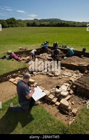 Un scavi archeologici in una villa romana del III secolo, Doynton vicino a Bath, Gloucestershire meridionale, Regno Unito. Maggio 2015. Foto Stock