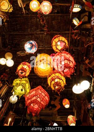 alcune lampade e lanterne fatte a mano appese in un negozio a dahab egitto in sinai Foto Stock