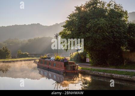 Nebbia d'autunno su Kennett e Avon Canal, Dundas Aquaduct, Bath, Regno Unito. Settembre 2015. Foto Stock