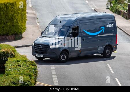 Newport, Galles, Regno Unito. 15 maggio 2020. Un pulmino Amazon prime effettua consegne durante l'ottava settimana del blocco pandemico Covid-19 nel Regno Unito. Credit: Tracey Paddison/Alamy Live News Foto Stock