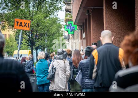 Milano - COVID-19 test sierologici per individui. Ospedale San Giuseppe Multimedica in via San Vittore. Lunghe linee all'ingresso dell'ospedale (Marco Passaro/Fotogramma, Milano - 2020-05-15) p.s. la foto e' utilizzabile nel messaggio del contenuto in cui e' stata attaccata, e senza intendimento difamatorio del decoro delle persone rappresentato Foto Stock