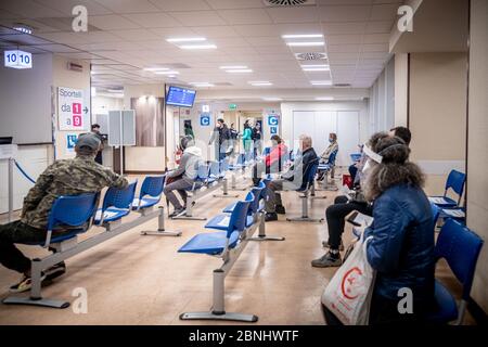 Milano - COVID-19 test sierologici per individui. Ospedale San Giuseppe Multimedica in via San Vittore. Sala d'attesa per i ritiri (Marco Passaro/Fotogramma, Milano - 2020-05-15) p.s. la foto e' utilizzabile nel messaggio del contenuto in cui e' stata vista, e senza intendimento diforamatorio del decoro delle persone rappresentato Foto Stock