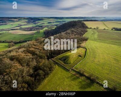 Vista aerea del Belas Knap, un chambered neolitico long barrow in Cotswold Way, Winchcombe, Gloucestershire, UK. Shot con antenna fuco da CAA perm Foto Stock