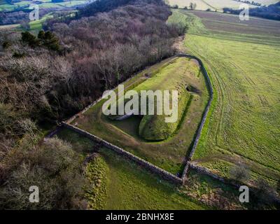 Vista aerea del Belas Knap, un chambered neolitico long barrow in Cotswold Way, Winchcombe, Gloucestershire, UK. Shot con antenna fuco da CAA perm Foto Stock