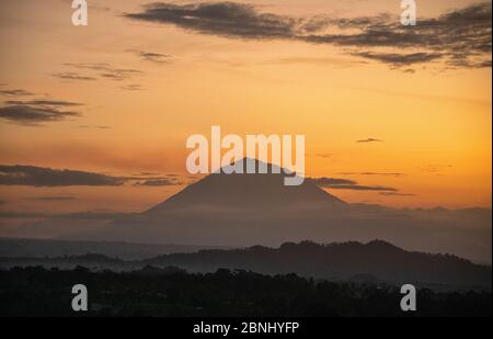 Monte Agung all'alba Bali Indonesia Foto Stock