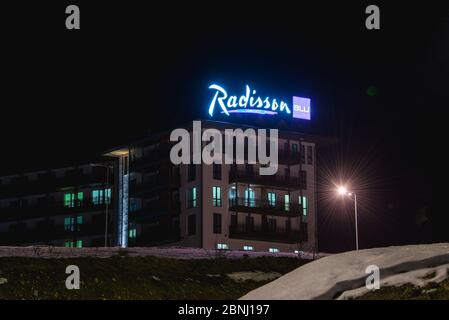 Ucraina, Bukovel : 8 Marzo 2019. Radisson Blu Hotel, foto notturna. Parte del gruppo Rezidor Hotel, attualmente gestisce più di 230 hotel in tutto il mondo Foto Stock