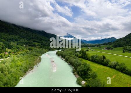 Vista aerea del fiume Soca nella Valle Soca nel Parco Nazionale del Triglav, Alpi Giulie, vicino a Bovec, Slovenia, Europa Foto Stock