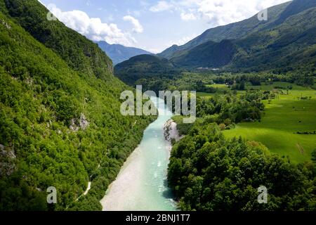 Vista aerea del fiume Soca nella Valle Soca nel Parco Nazionale del Triglav, Alpi Giulie, vicino a Bovec, Slovenia, Europa Foto Stock